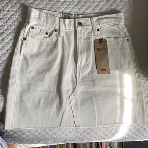 Levi’s NWT high rise white jean skirt